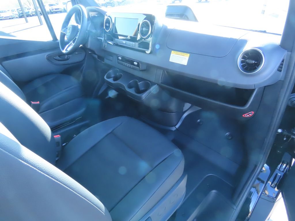 Used 2025  Mercedes-Benz Cargo 170 WB image 18