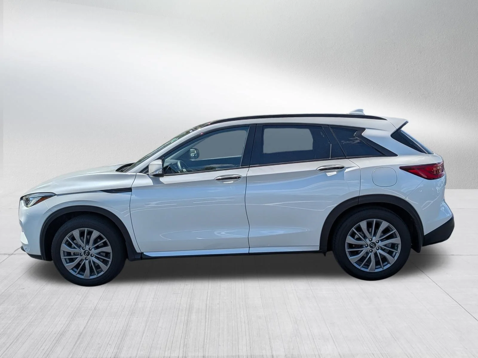 Used 2024 Radiant White INFINITI LUXE image 4