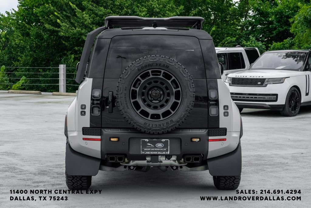 New 2026 Borasco Grey Metallic Land Rover OCTA image 7