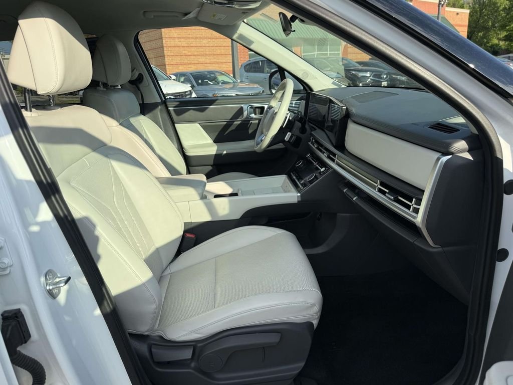 Used 2025 White Hyundai SEL image 15