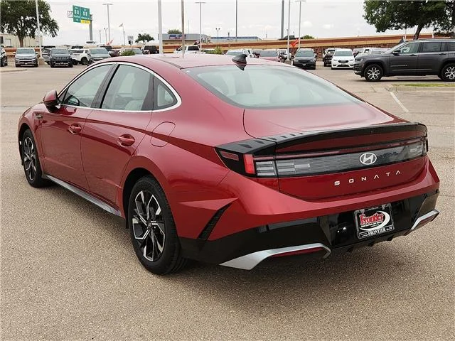 Used 2024 Red Hyundai SEL Front-Wheel Drive image 3