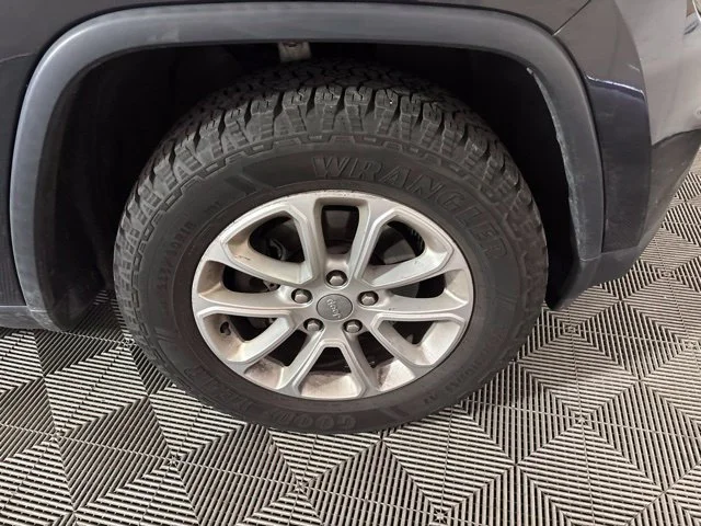 Used 2016 Brilliant Black Crystal Pearlcoat Jeep Laredo image 39