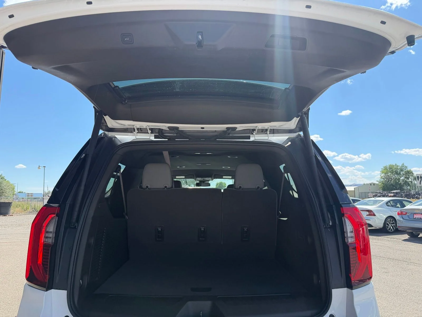 Used 2025 White GMC Elevation image 30