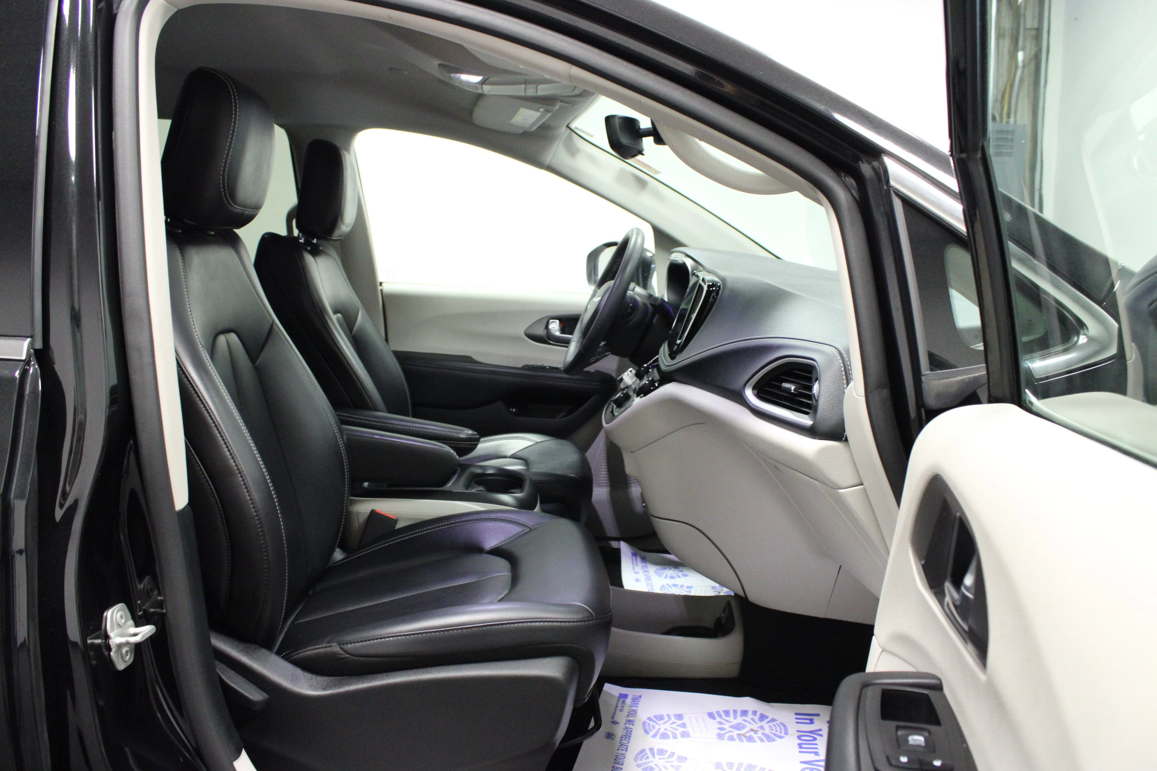 Used 2023 Brilliant Black Crystal Pearlcoat Chrysler Hybrid Touring L image 17