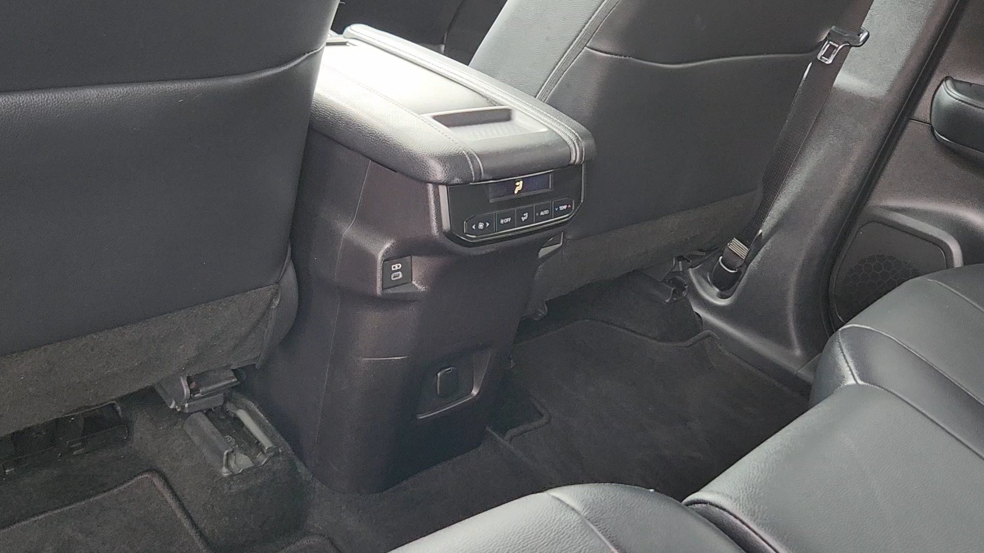 Used 2025 Wind Chill Pearl Toyota XLE image 17