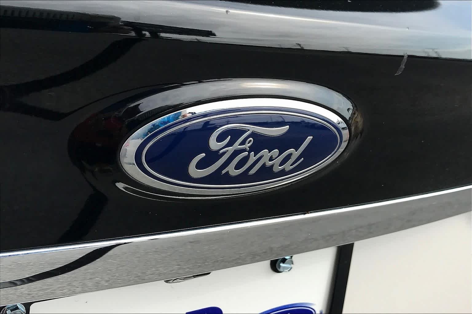 Used 2019 White Platinum Metallic Tri-Coat Ford SEL image 31