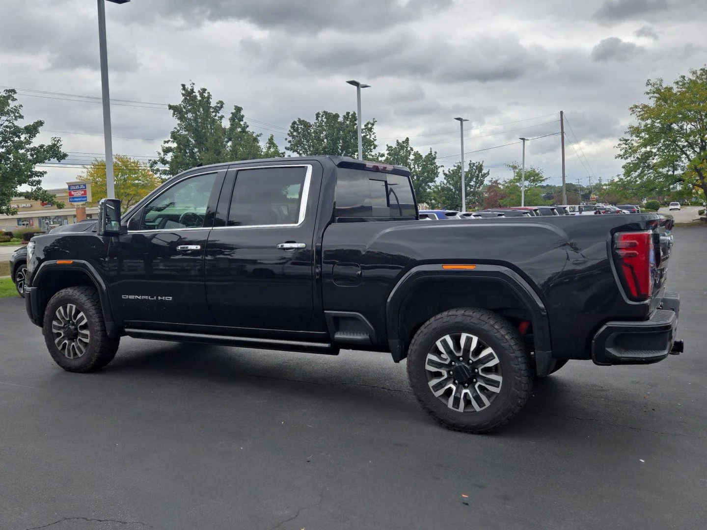 Used 2024 Onyx Black GMC Denali Ultimate image 4