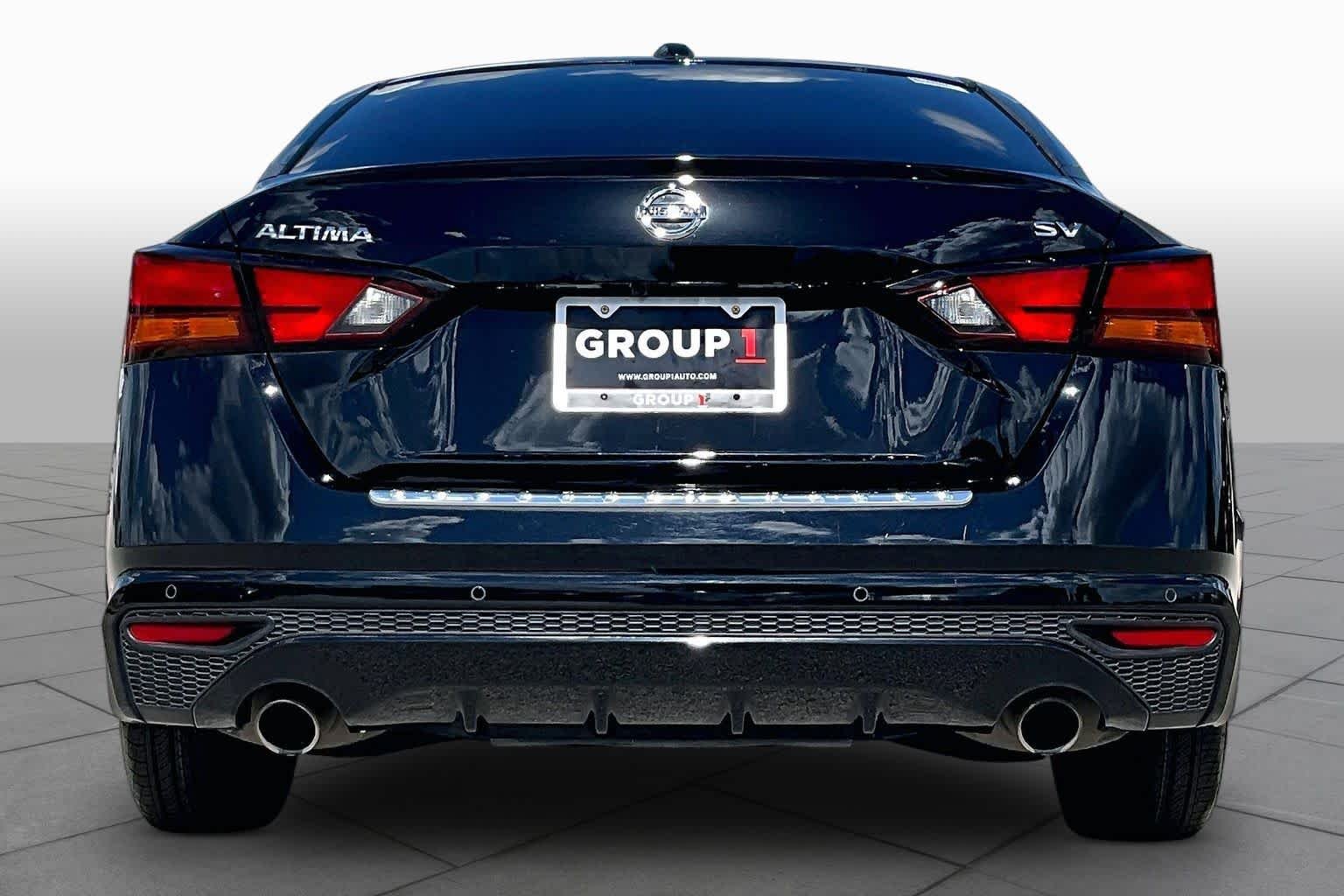 Used 2022 Super Black Nissan 2.5 SV image 5