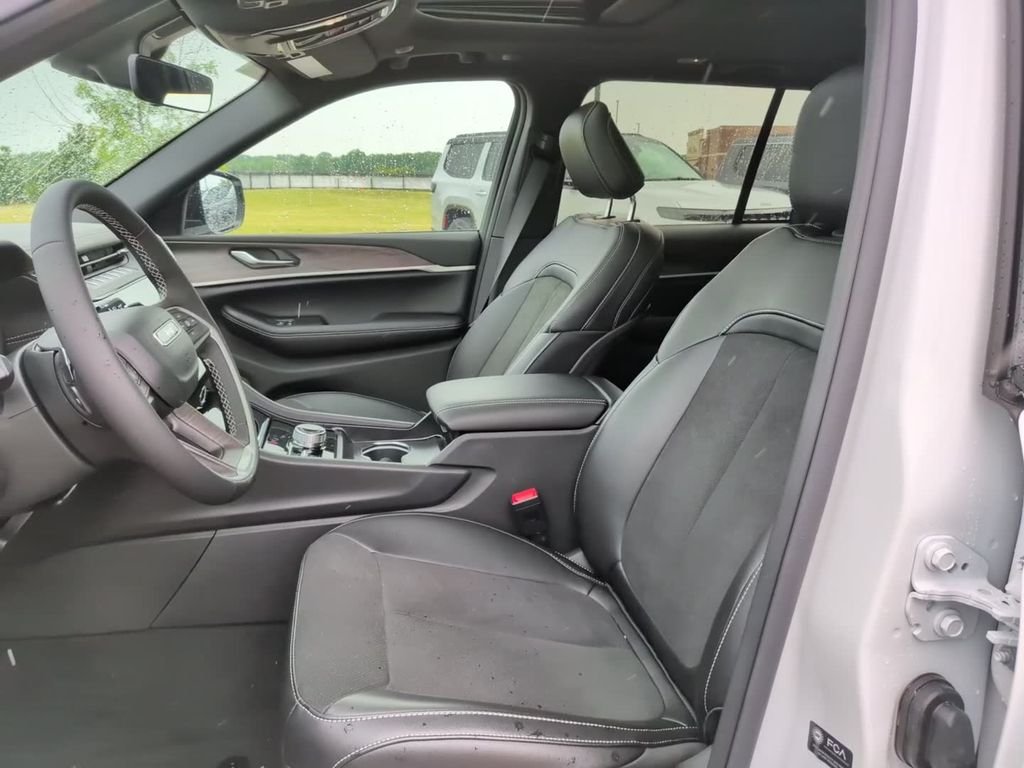 New 2026 Bright White Clear-Coat Exterior Paint Jeep Laredo image 20