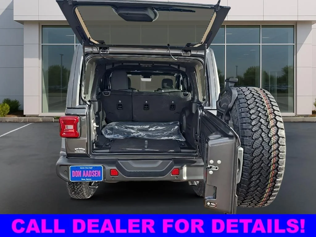 New 2025 Granite Crystal Metallic Clear-Coat Exterior Paint Jeep Sahara image 4
