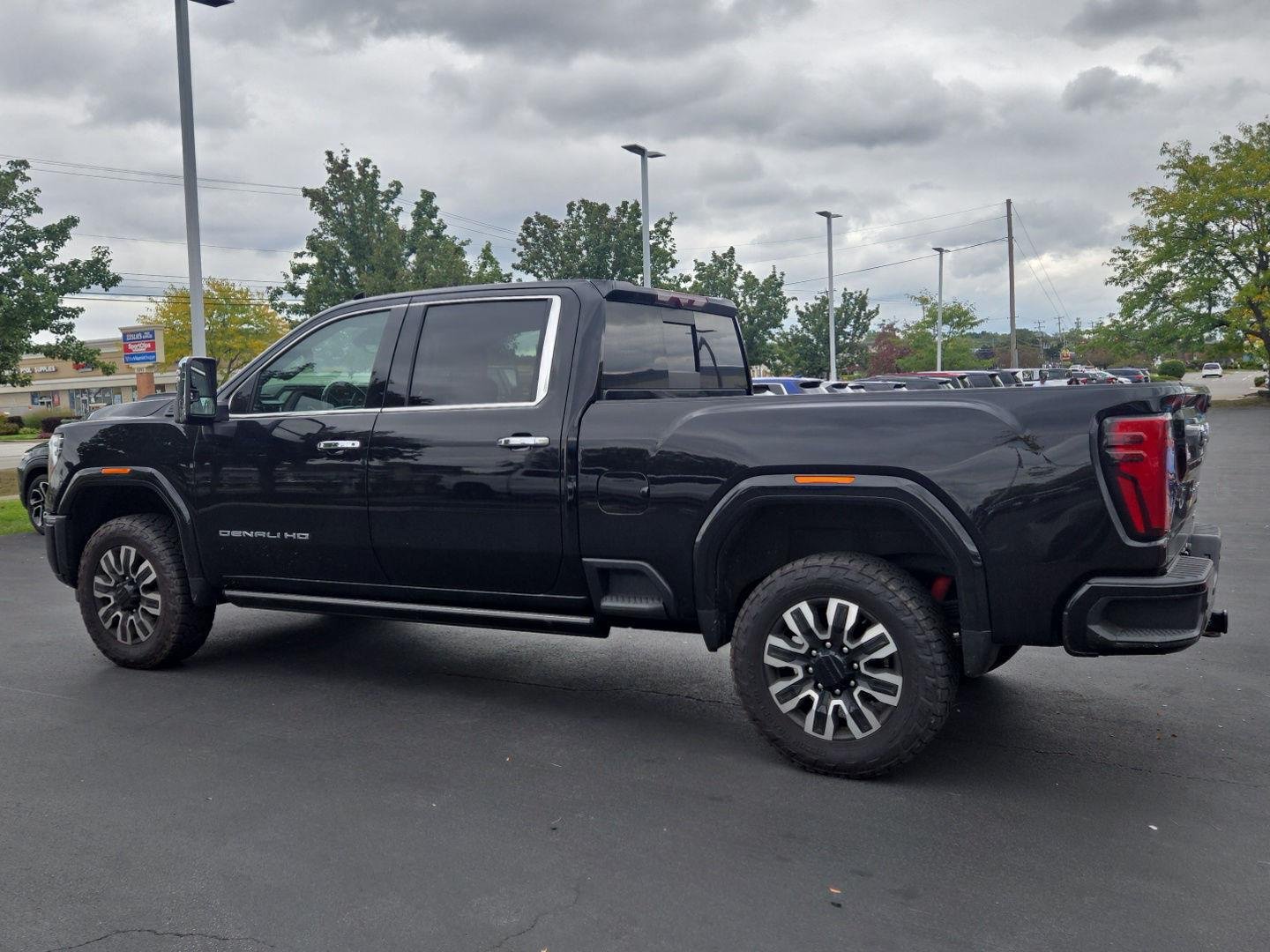 Used 2024 Onyx Black GMC Denali Ultimate image 4