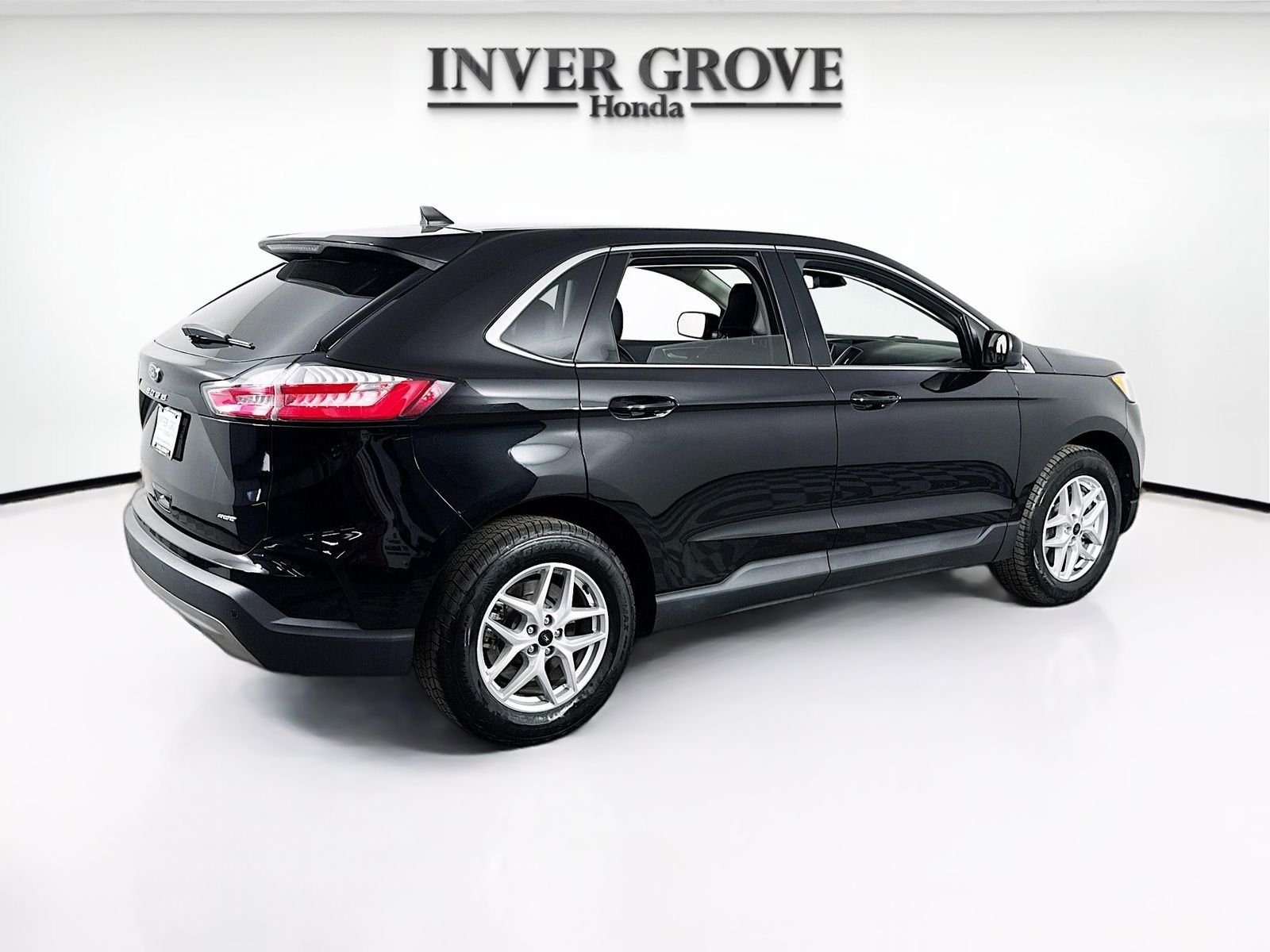 Used 2023 Black Metallic Ford SEL image 5