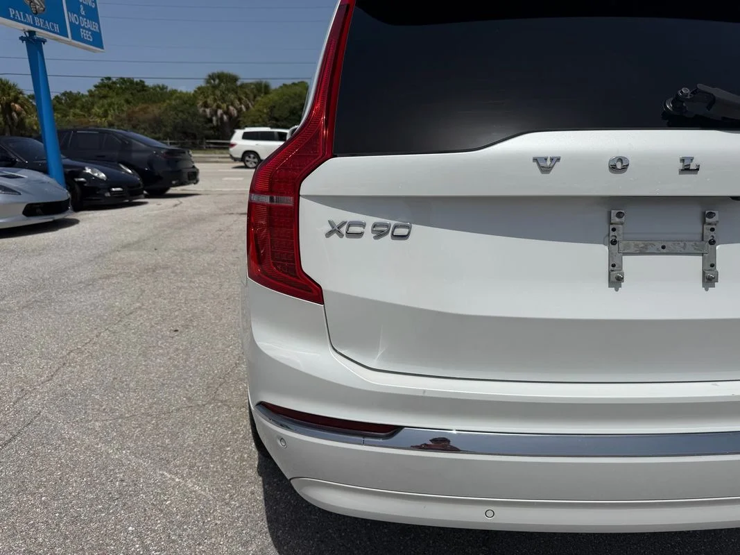 Used 2023 White Volvo B6 Plus 7-Seater image 6