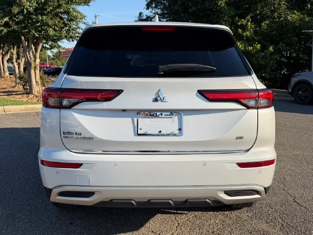 Used 2023 White Diamond Mitsubishi SE image 4