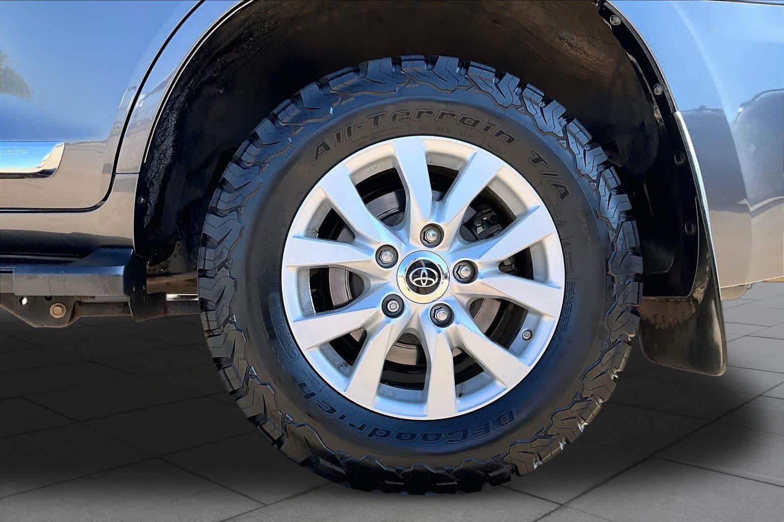Used 2019 Magnetic Gray Metallic Toyota  image 9