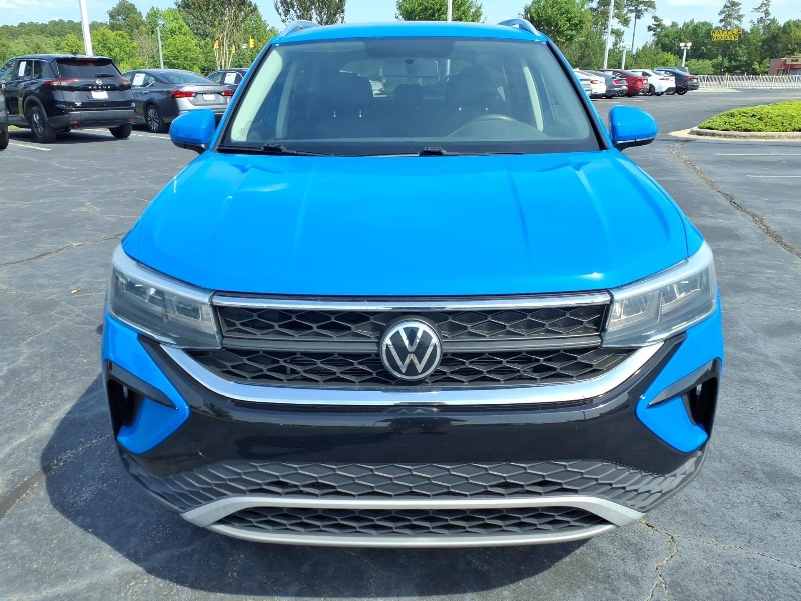 Used 2022 Cornflower Blue Volkswagen SE image 8