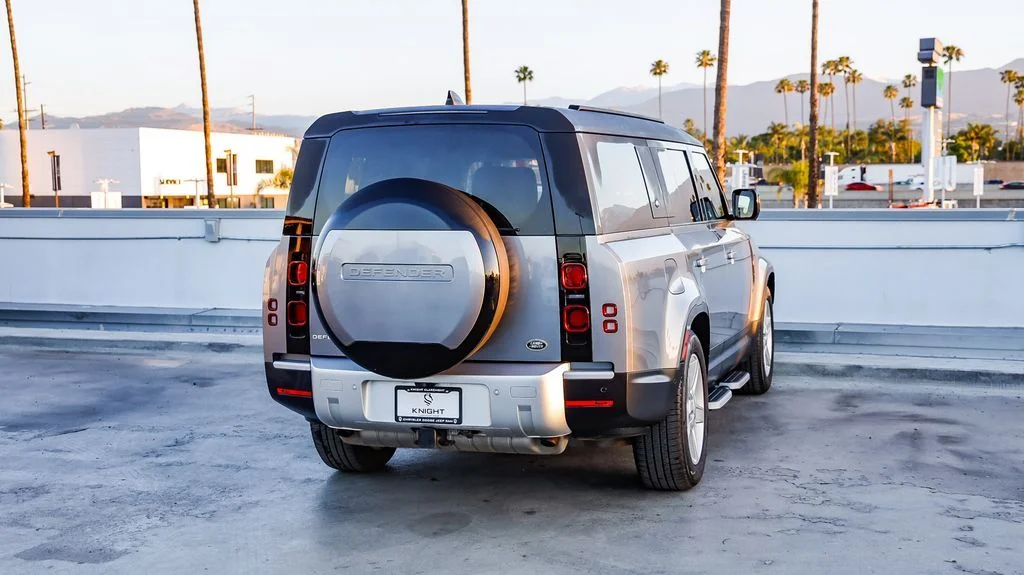 Used 2023  Land Rover SE image 9