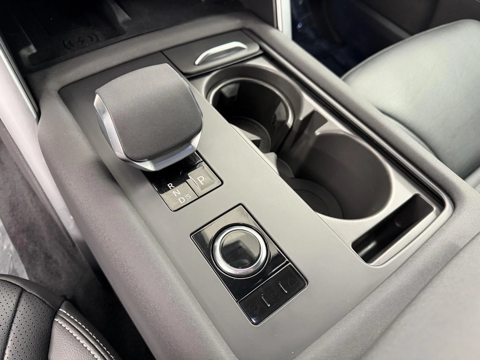 Used 2025  LAND ROVER SE image 17