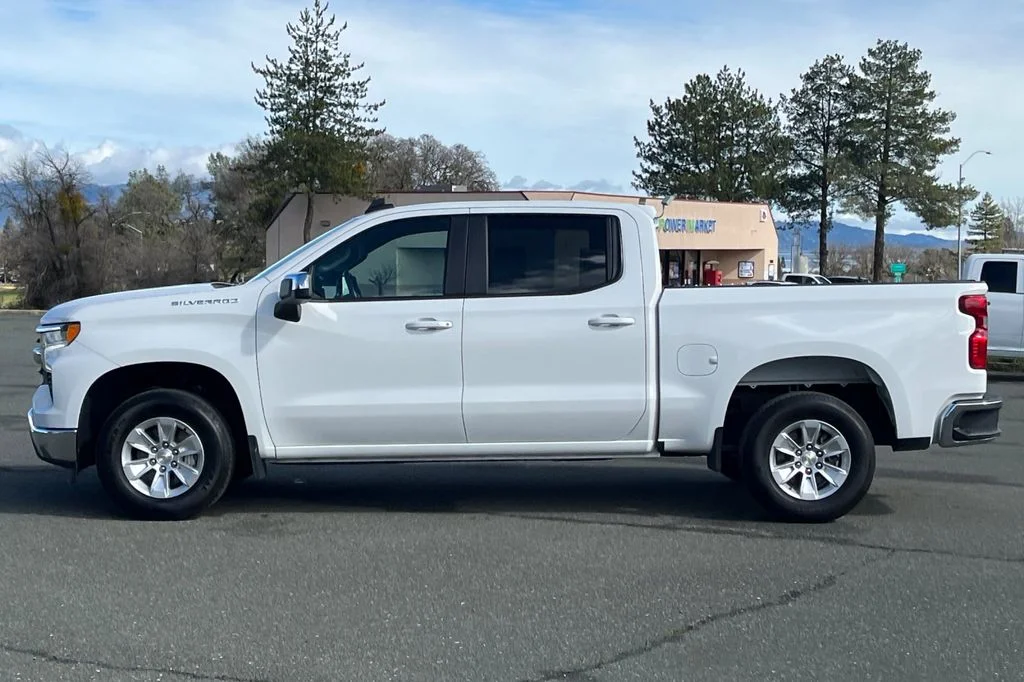 Used 2025 White Chevrolet LT image 12
