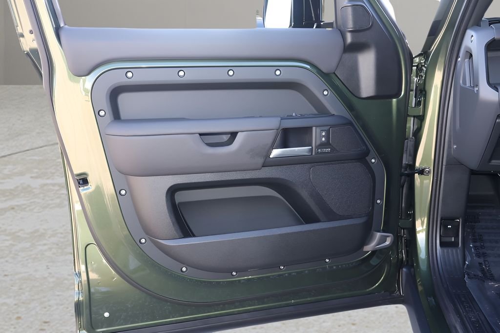 New 2026 Woolstone Green Land Rover X-Dynamic SE image 9