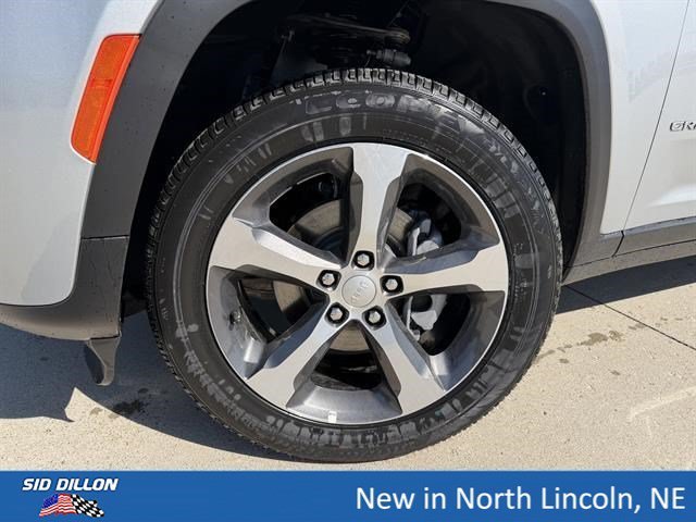 New 2026 Silver Zynith Exterior Paint Jeep Limited 4x4 image 5