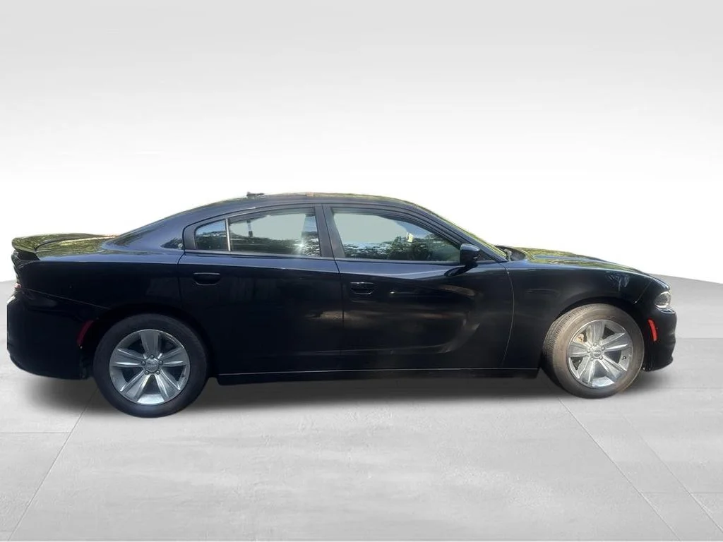 Used 2016 Black Dodge SXT image 8