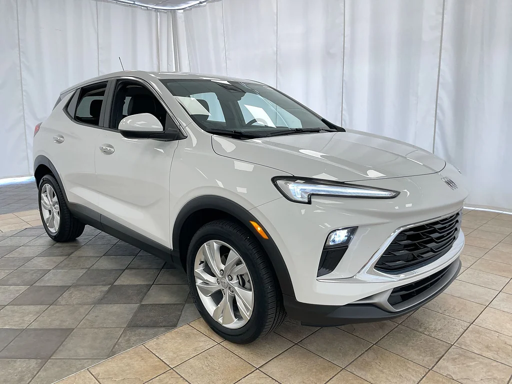 Used 2024 WHITE Buick Preferred image 32