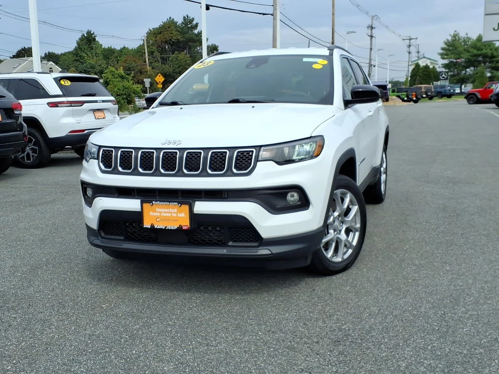 Certified Used 2023 Bright White Clearcoat Jeep Latitude Lux image 2