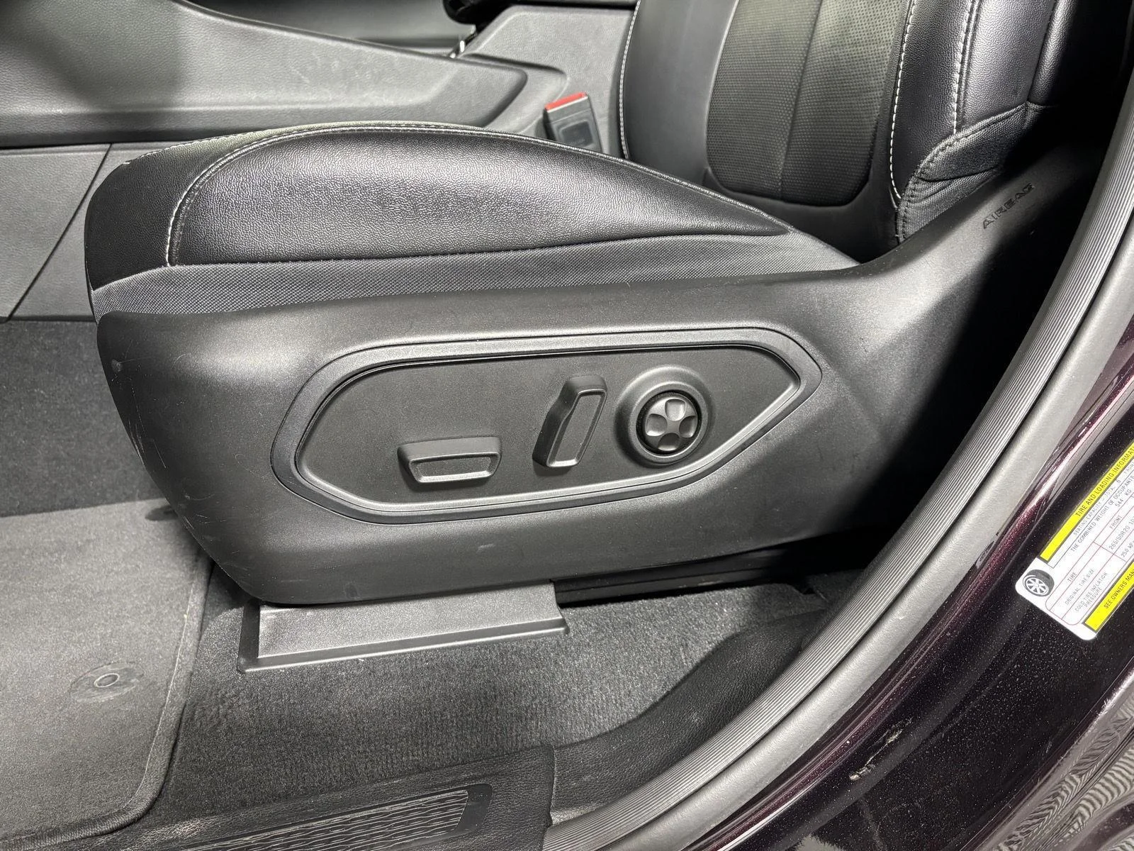 Used 2023 Ember Pearlcoat Jeep Limited image 13