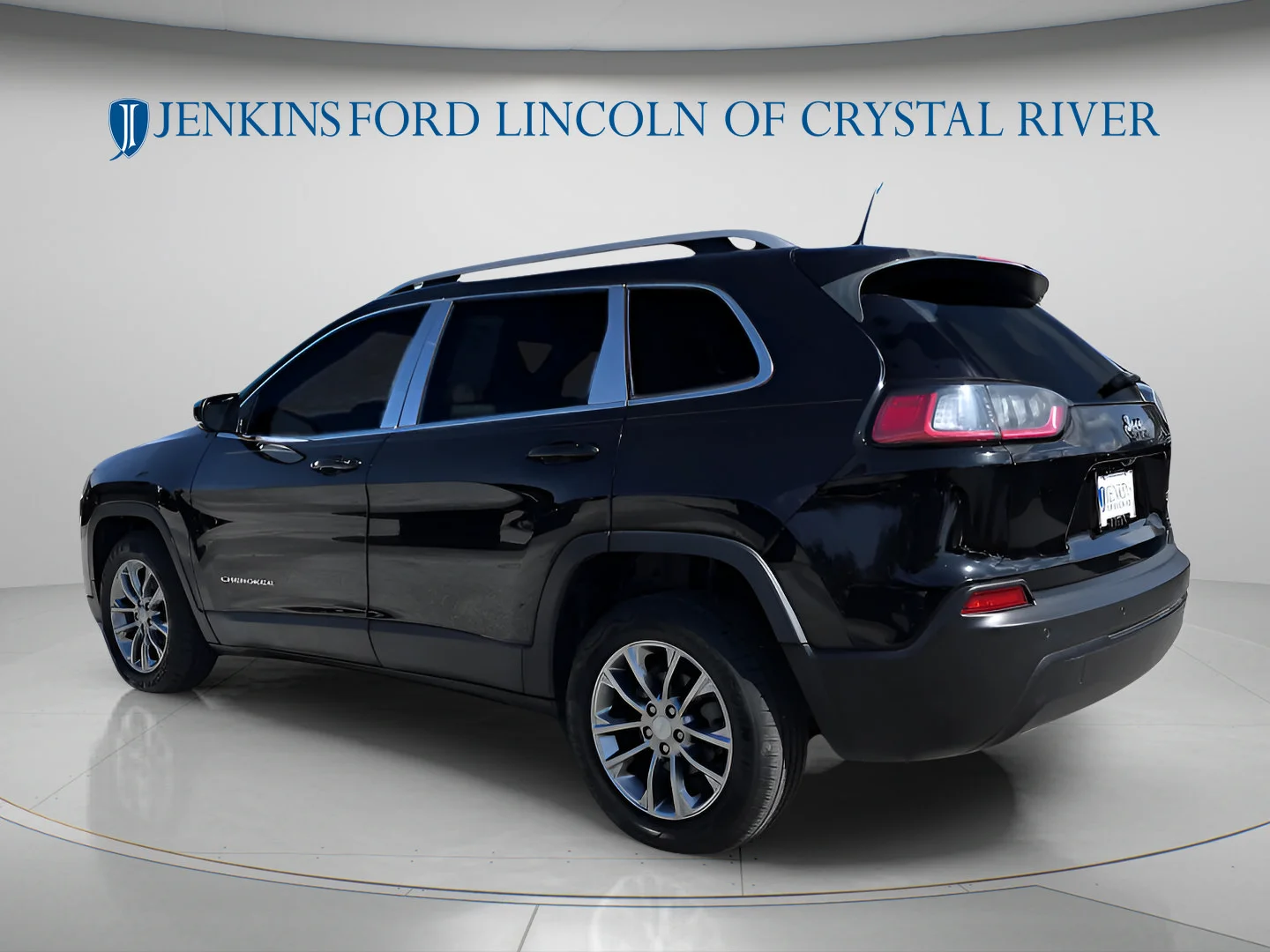 Used 2019 Diamond Black Crystal Pearlcoat Jeep Latitude Plus image 10