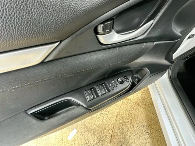 Used 2019  Honda EX image 17
