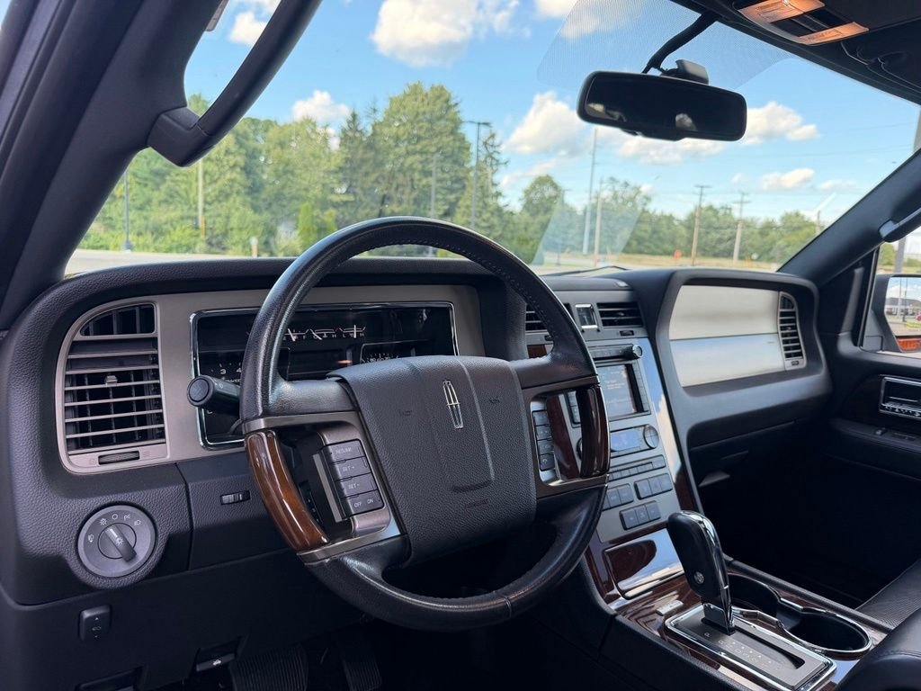 Used 2014 White Lincoln Base image 12
