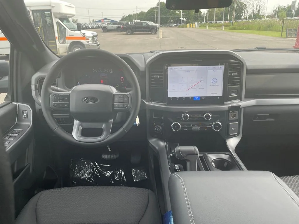 New 2026 Carbonized Gray Metallic Ford XLT image 15