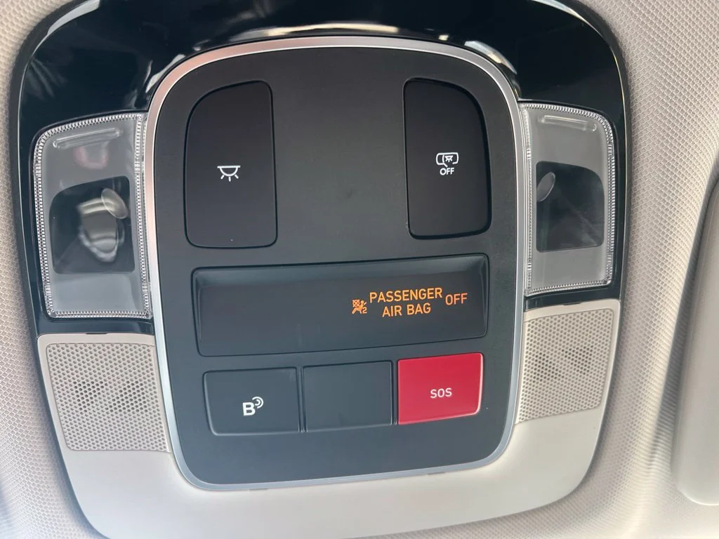 Used 2025 Black Hyundai SE image 17