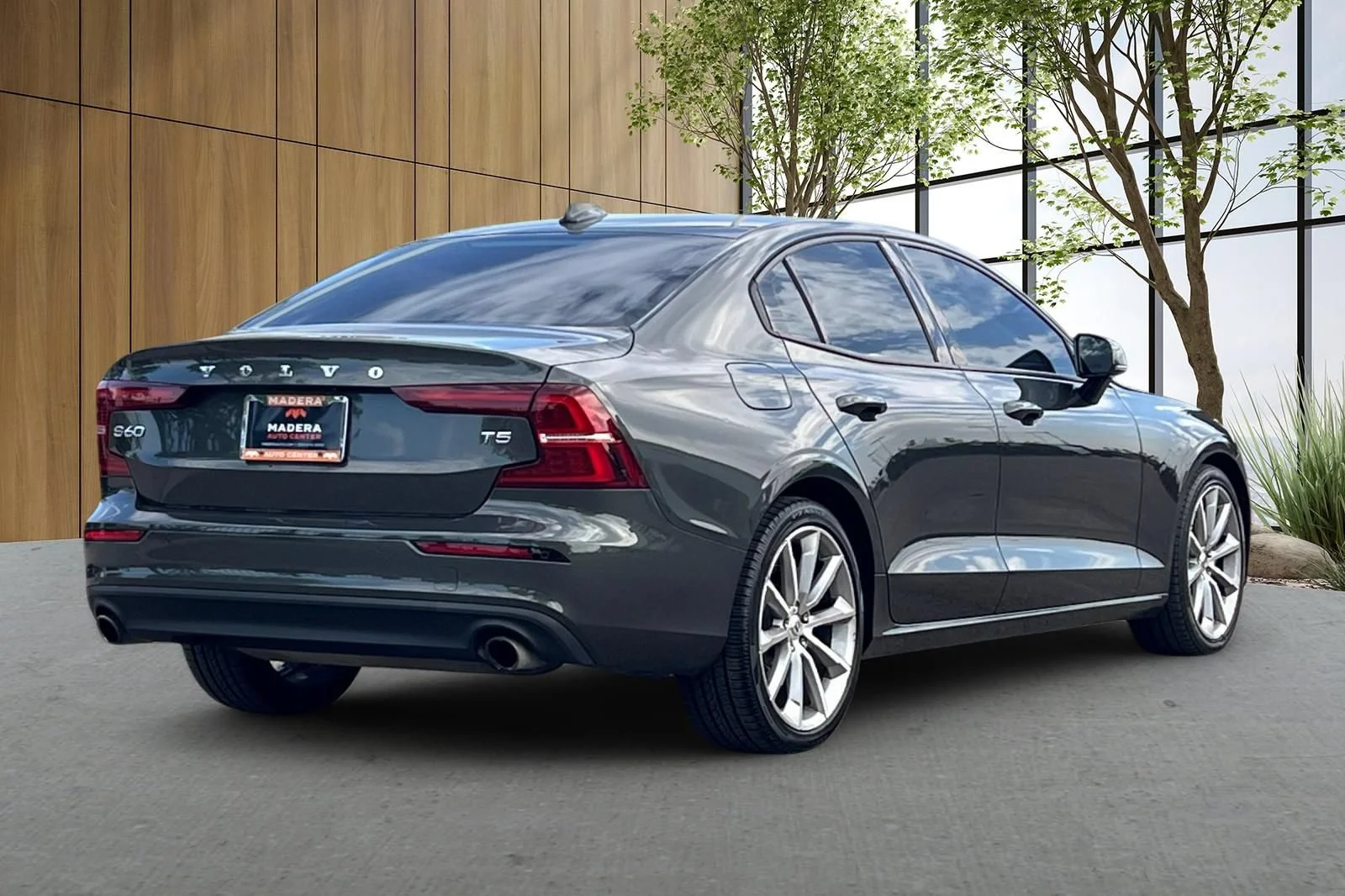 Used 2021 Gray Volvo Momentum image 4