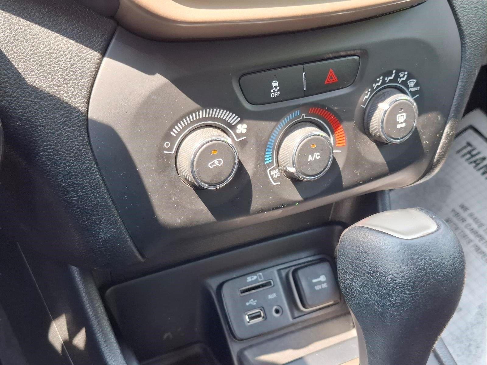 Used 2018 Billet Silver Metallic Clearcoat Jeep Latitude image 23