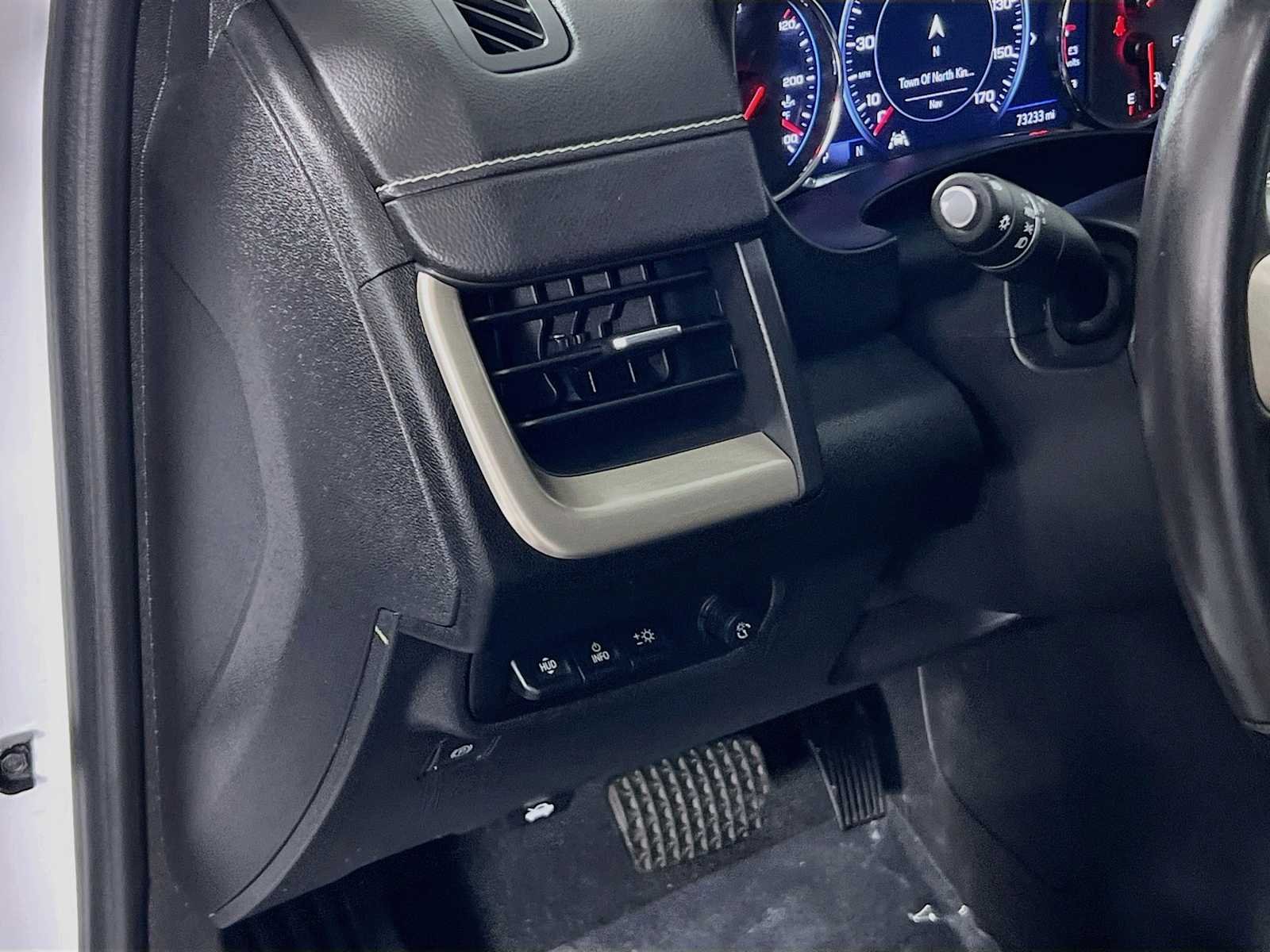 Used 2022 White Frost Tricoat GMC Denali image 10