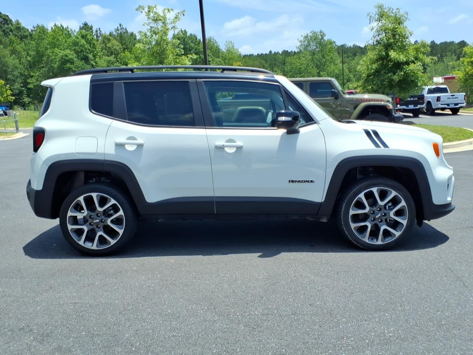 Used 2022 Alpine White Clearcoat Jeep Limited image 3