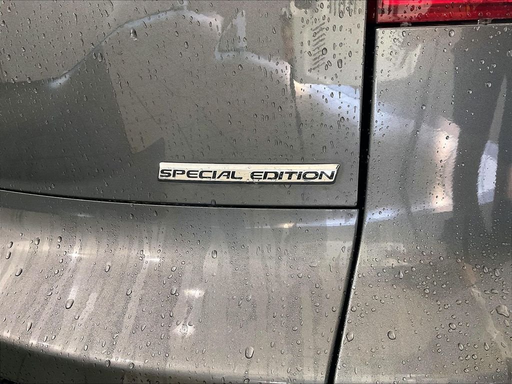 Used 2011 Gray Honda SE image 27