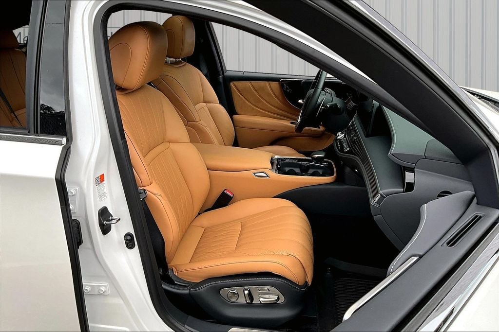 Used 2023 White Lexus 500 Base image 29