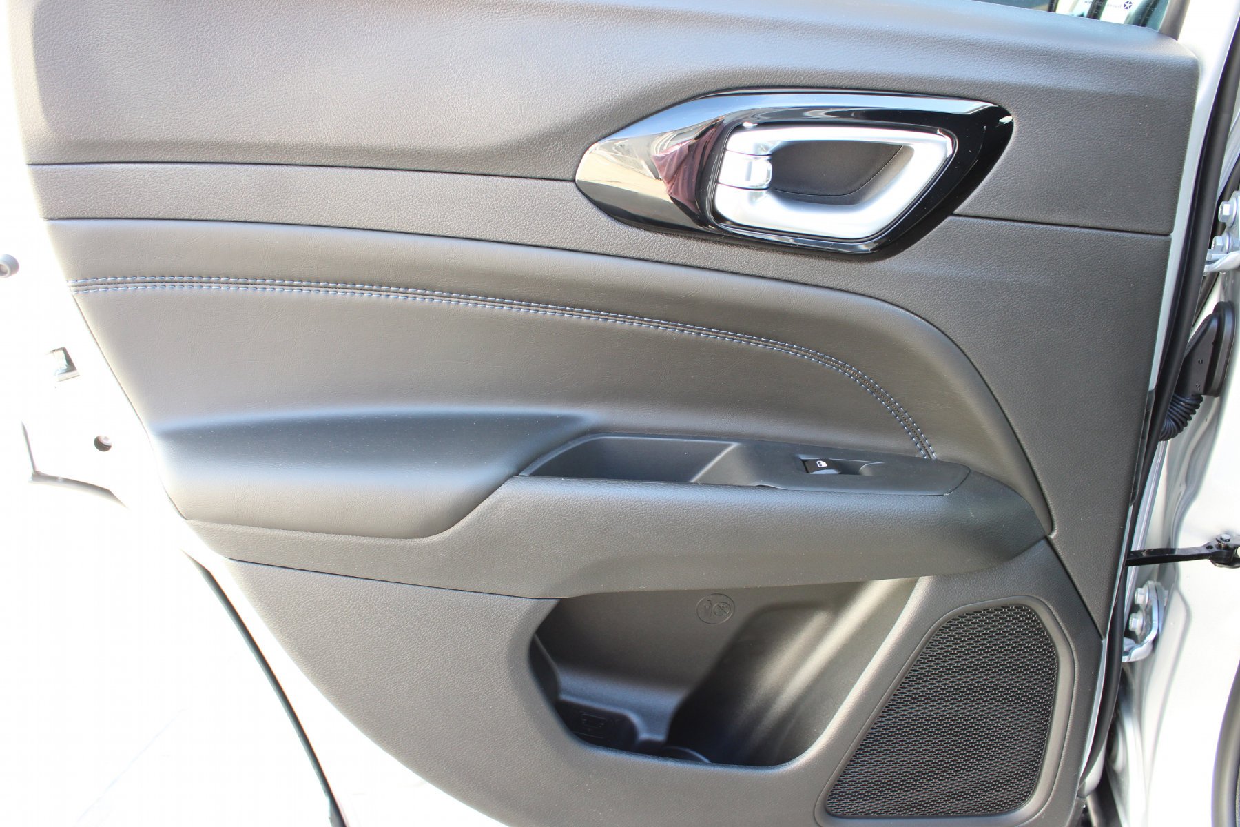 New 2026 Silver Zynith Metallic Clear-Coat Exterior Paint Jeep Latitude Altitude 4x4 image 17
