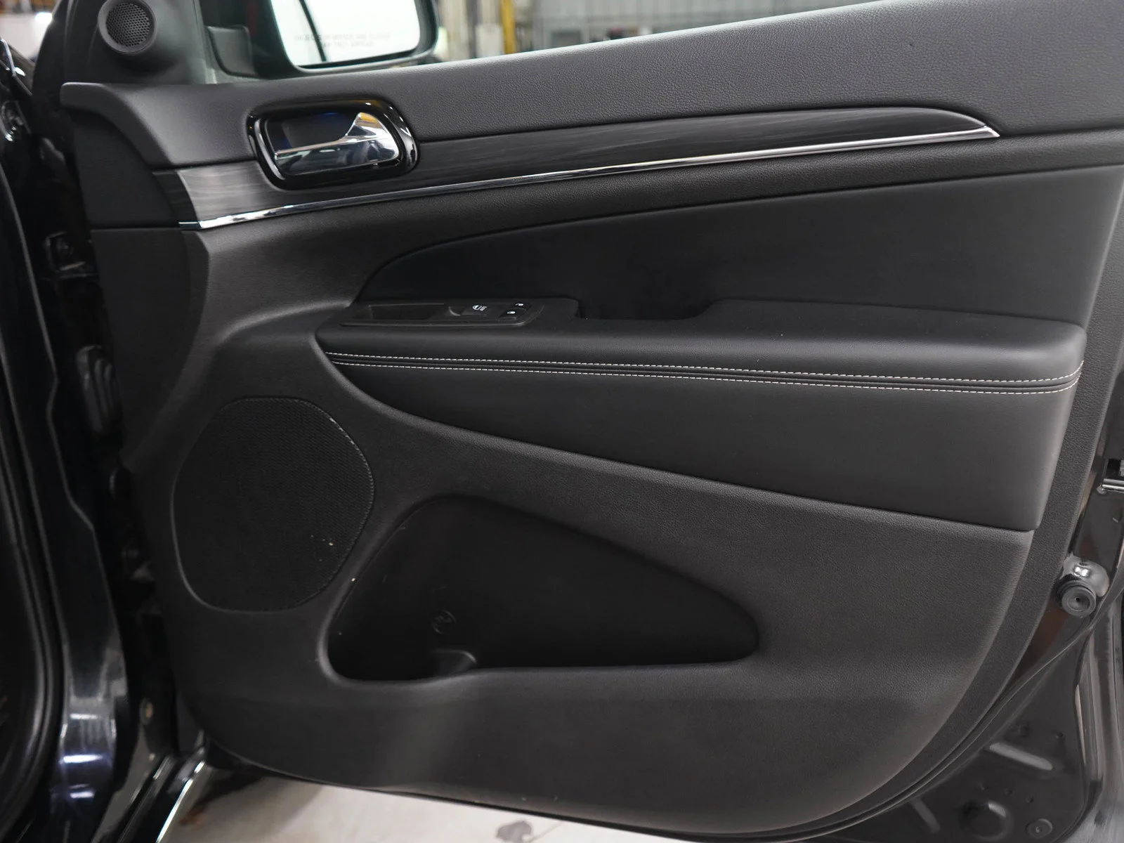 Used 2021 Diamond Black Crystal Pearlcoat Jeep Limited image 9