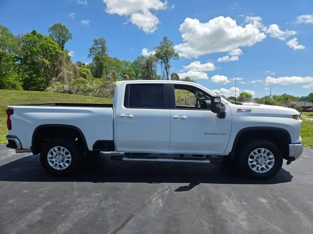 Used 2025 White Chevrolet LT image 9