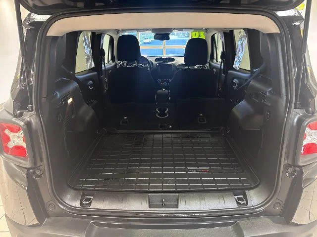Used 2020 Black Jeep Latitude 4x4 image 16