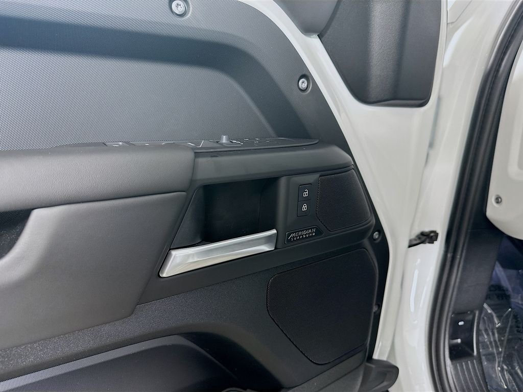 New 2026 Fuji White Land Rover X-Dynamic SE image 23