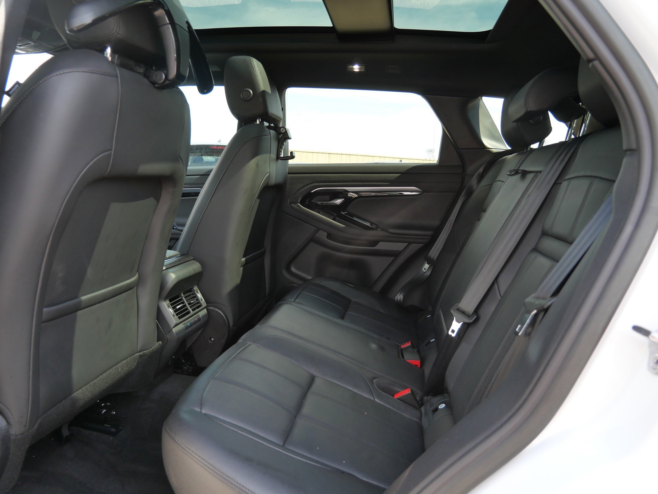 Used 2023 Fuji White Land Rover R-Dynamic SE image 16