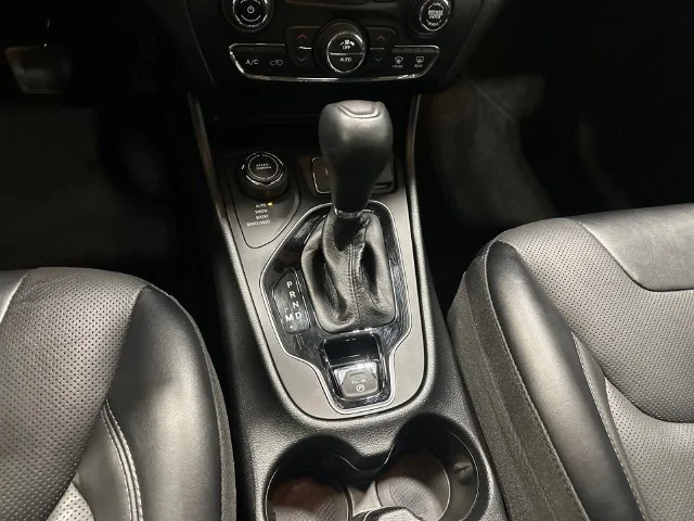 Used 2022 Bright White Clearcoat Jeep Latitude Lux image 12