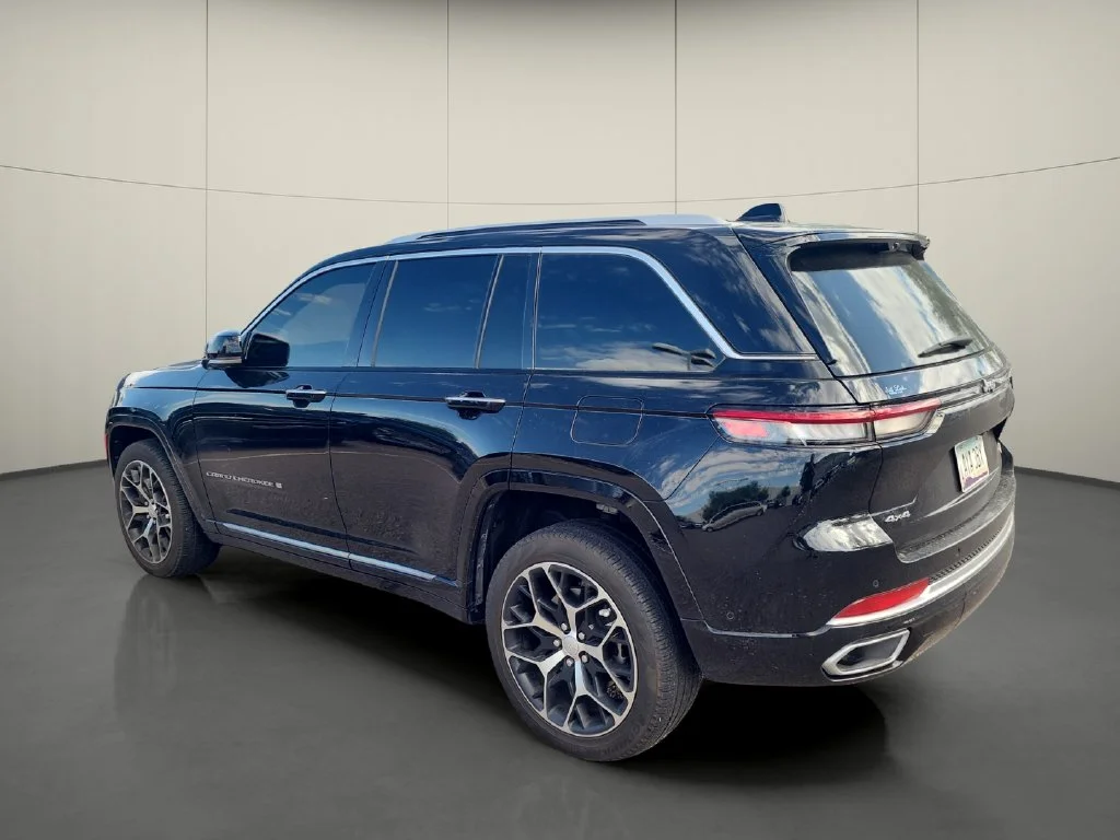 Used 2022 Black Jeep Summit Reserve image 5