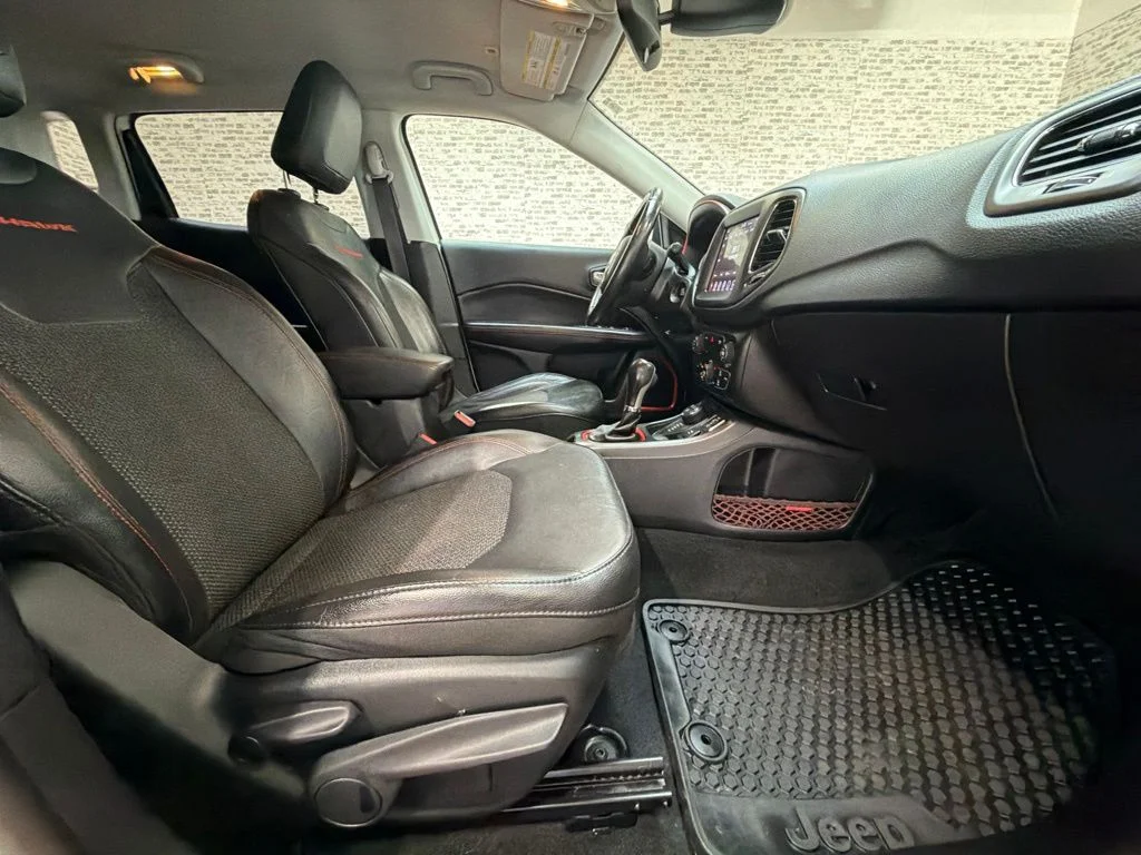 Used 2019 White Clearcoat Jeep Trailhawk image 12