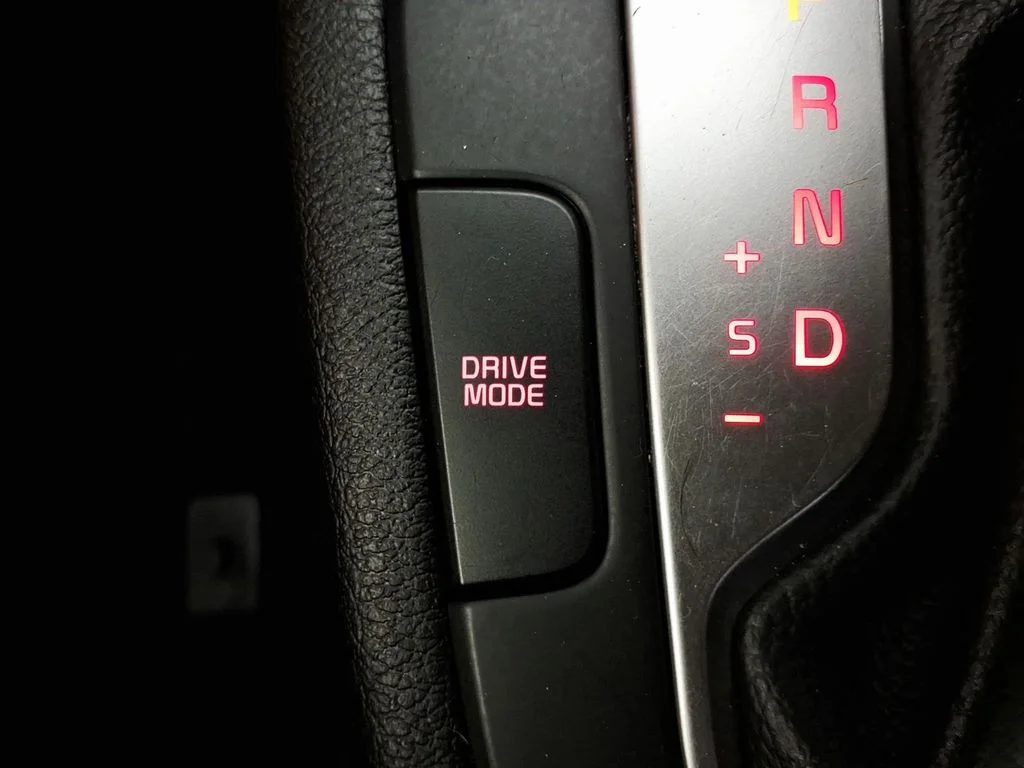 Used 2022 White Kia LXS image 21